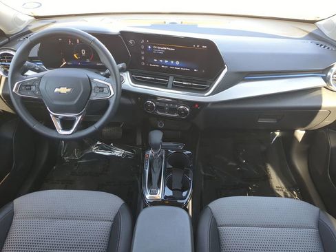 Used 2025 Chevrolet Trax LT w/ LT Convenience Package image 16