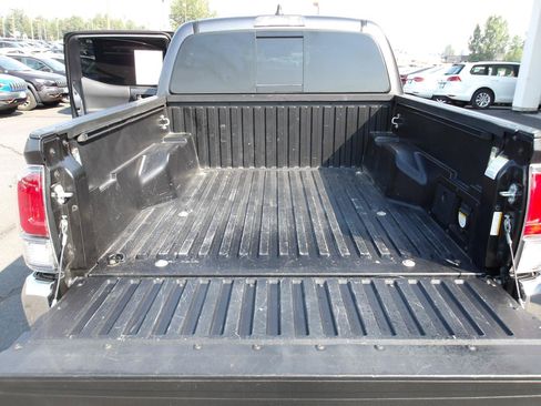 Used 2022 Toyota Tacoma TRD Off-Road AWD/4WD image 11
