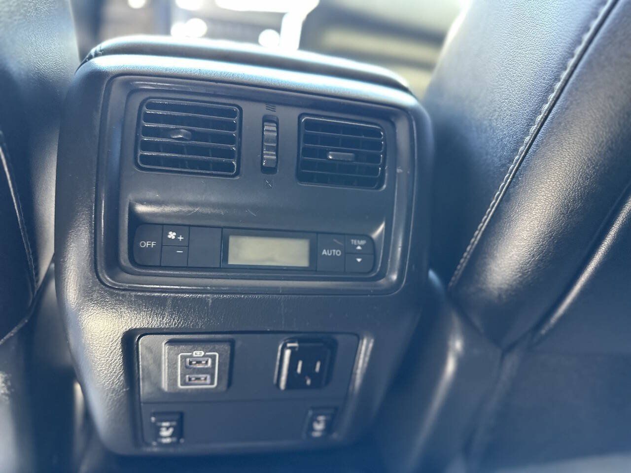 Used 2018 Nissan Pathfinder SL FWD image 19