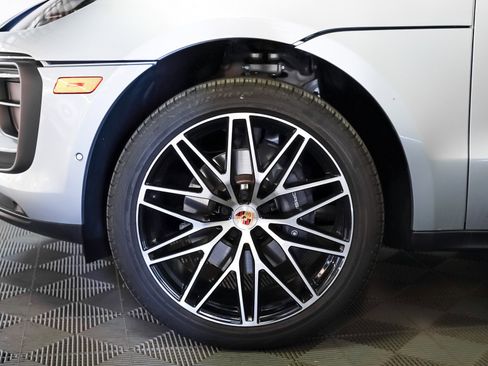 Used 2025 Porsche Macan image 14