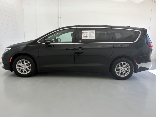 Used 2024 Chrysler Pacifica Touring-L FWD image 8