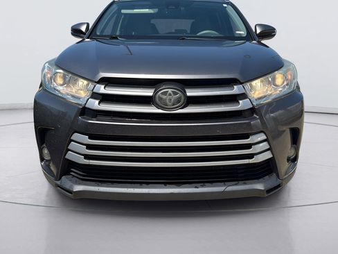 Used 2017 Toyota Highlander XLE FWD image 2