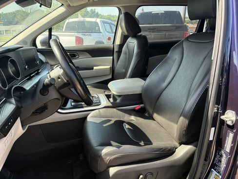 Used 2024 Kia Carnival LX FWD image 4