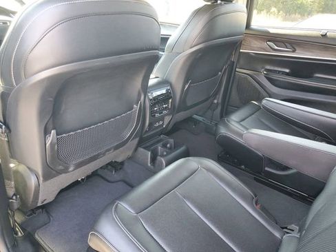 Used 2023 Jeep Grand Cherokee L Limited w/ Luxury Tech Group II image 22