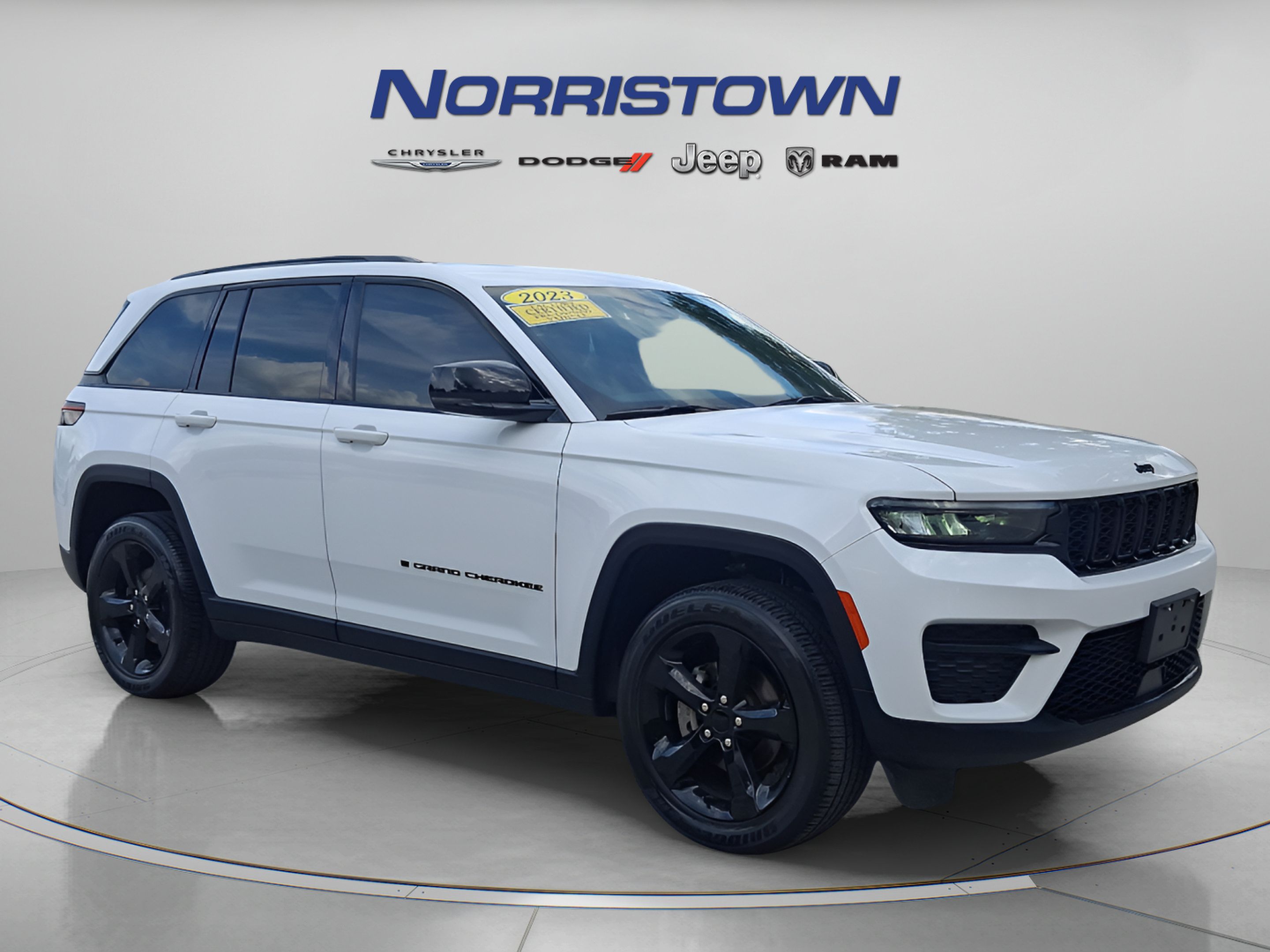 Used 2023 Jeep Grand Cherokee Altitude AWD/4WD image 1