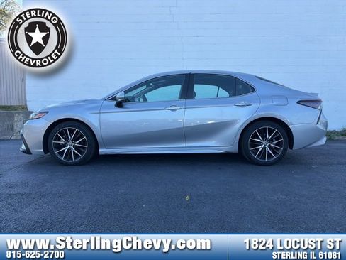 Used 2023 Toyota Camry SE image 2