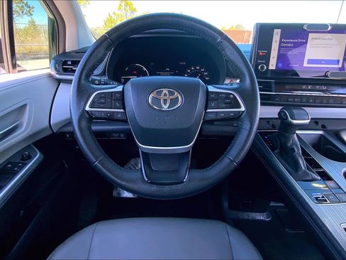 Used 2025 Toyota Sienna XLE image 6