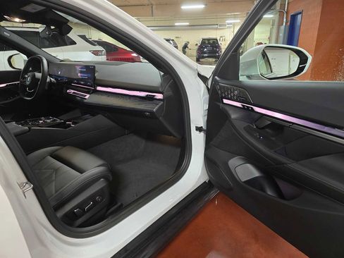 Used 2024 BMW i5 eDrive40i w/ Premium Package image 13