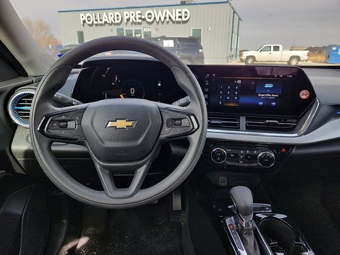 Used 2025 Chevrolet Trax LT image 6