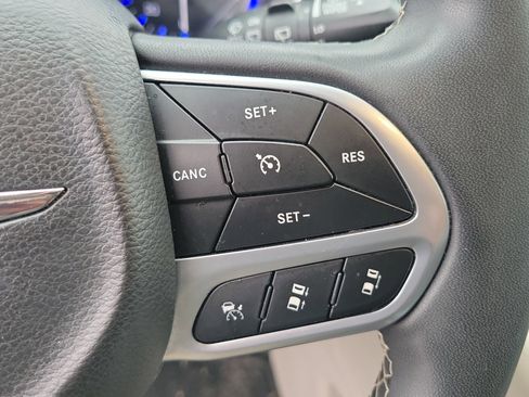 Used 2022 Chrysler Pacifica Limited w/ Uconnect Theater Family Group image 12