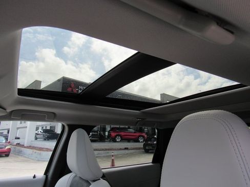 New 2025 Mitsubishi Outlander SE image 15