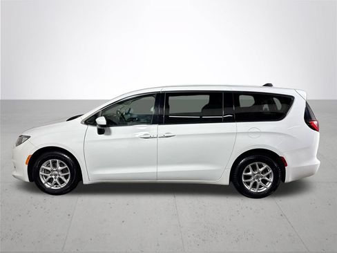 Used 2022 Chrysler Voyager LX FWD image 9