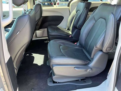 Used 2022 Chrysler Pacifica Touring-L FWD image 6