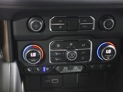 Used 2024 Chevrolet Suburban High Country w/ Advanced Technology Package AWD/4WD image 21