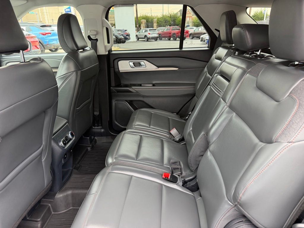Used 2025 Ford Explorer Active w/ Active Comfort Package AWD/4WD image 8