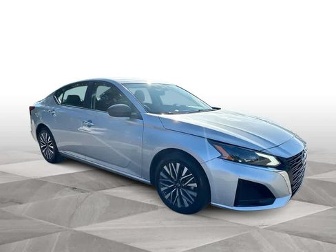 Used 2024 Nissan Altima 2.5 SV FWD image 2
