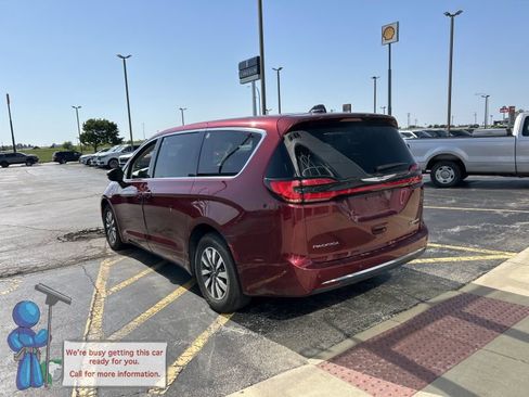 Used 2023 Chrysler Pacifica Touring-L FWD image 3