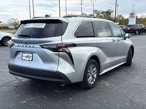 Used 2024 Toyota Sienna XLE image 9