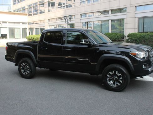 Used 2021 Toyota Tacoma TRD Off-Road w/ Technology Package AWD/4WD image 2