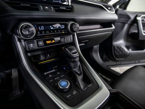 Used 2019 Toyota RAV4 Limited image 31