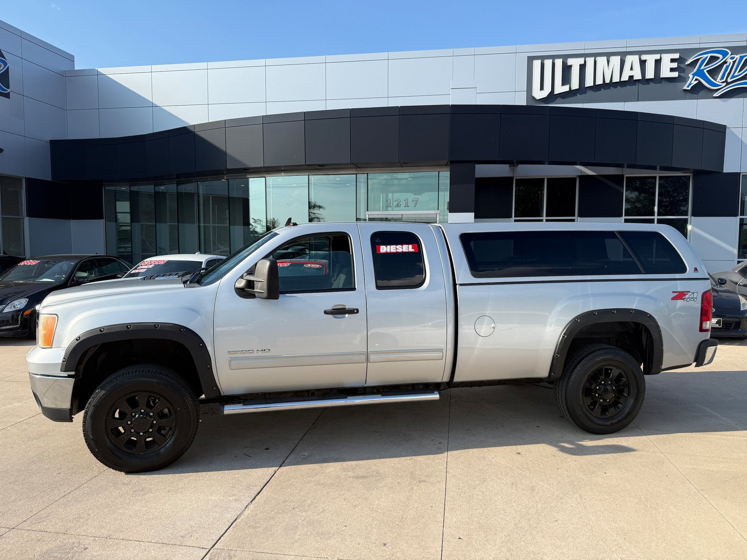 Used 2011 GMC Sierra 2500 SLE w/ SLE Preferred Package AWD/4WD image 2