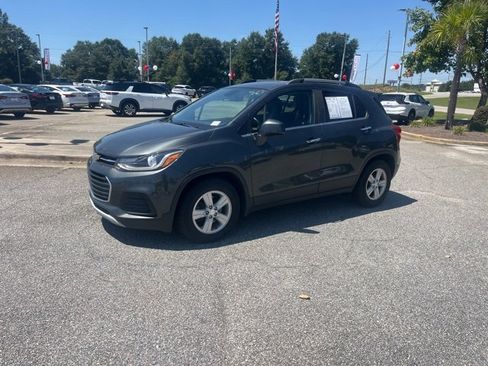 Used 2020 Chevrolet Trax LT w/ LT Convenience Package image 3
