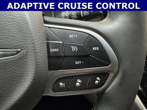 Used 2024 Chrysler Pacifica Touring-L image 18