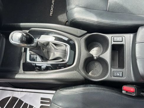 Used 2018 Nissan Rogue SV w/ Sun & Sound Touring Package image 17