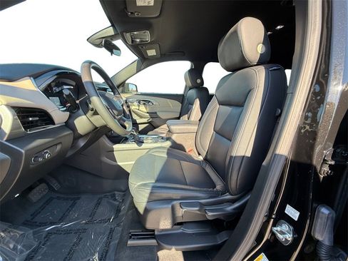 Used 2023 Chevrolet Traverse LS image 9