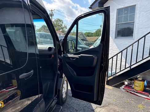 Used 2021 Mercedes-Benz Sprinter 2500 image 17