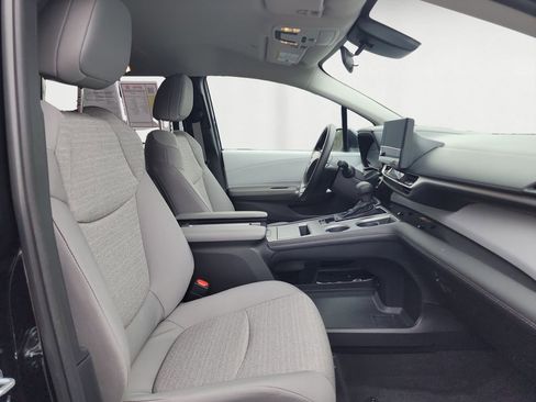 Used 2025 Toyota Sienna LE image 15