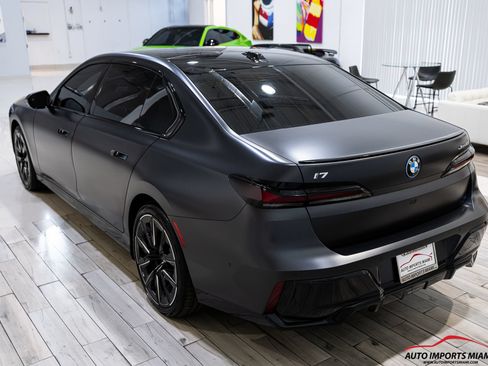 Used 2023 BMW i7 xDrive60 w/ Executive Package 2 AWD/4WD image 16