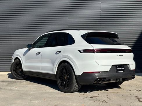 Certified 2025 Porsche Cayenne image 3