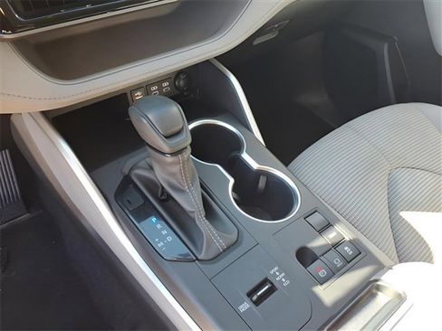 Used 2023 Toyota Highlander L image 13