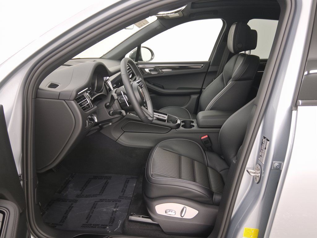 Used 2026 Porsche Macan Turbo AWD/4WD image 5