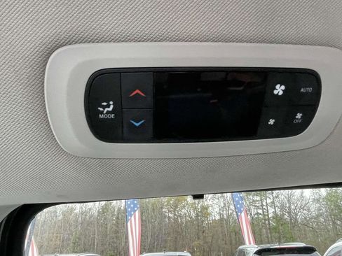 Used 2021 Chrysler Pacifica Touring-L image 14