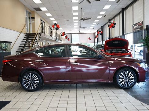 Used 2024 Nissan Altima 2.5 SV FWD image 16