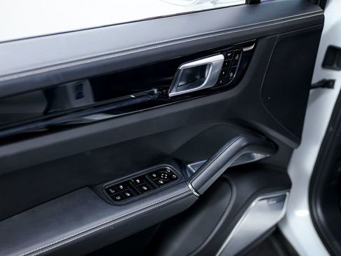 Used 2020 Porsche Cayenne Turbo S image 21