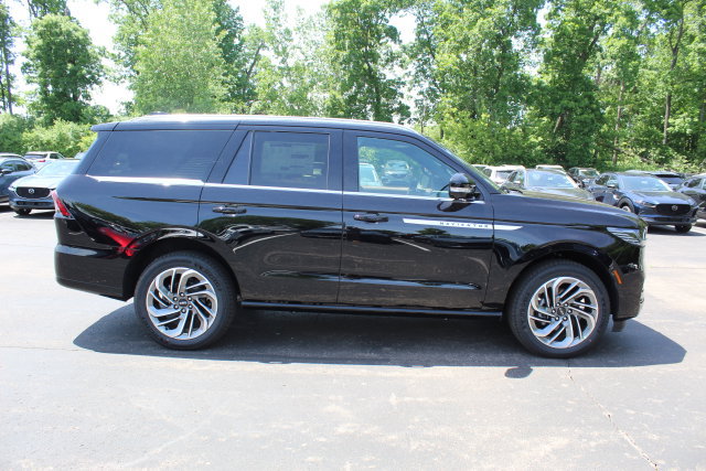 Used 2026 Lincoln Navigator Reserve AWD/4WD image 2