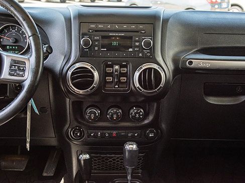 Used 2018 Jeep Wrangler Unlimited Sahara image 11