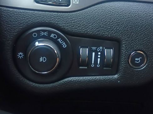 Used 2021 Jeep Cherokee Latitude Lux w/ Comfort/Convenience Group image 12