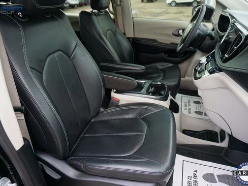 Used 2022 Chrysler Pacifica Touring-L image 29