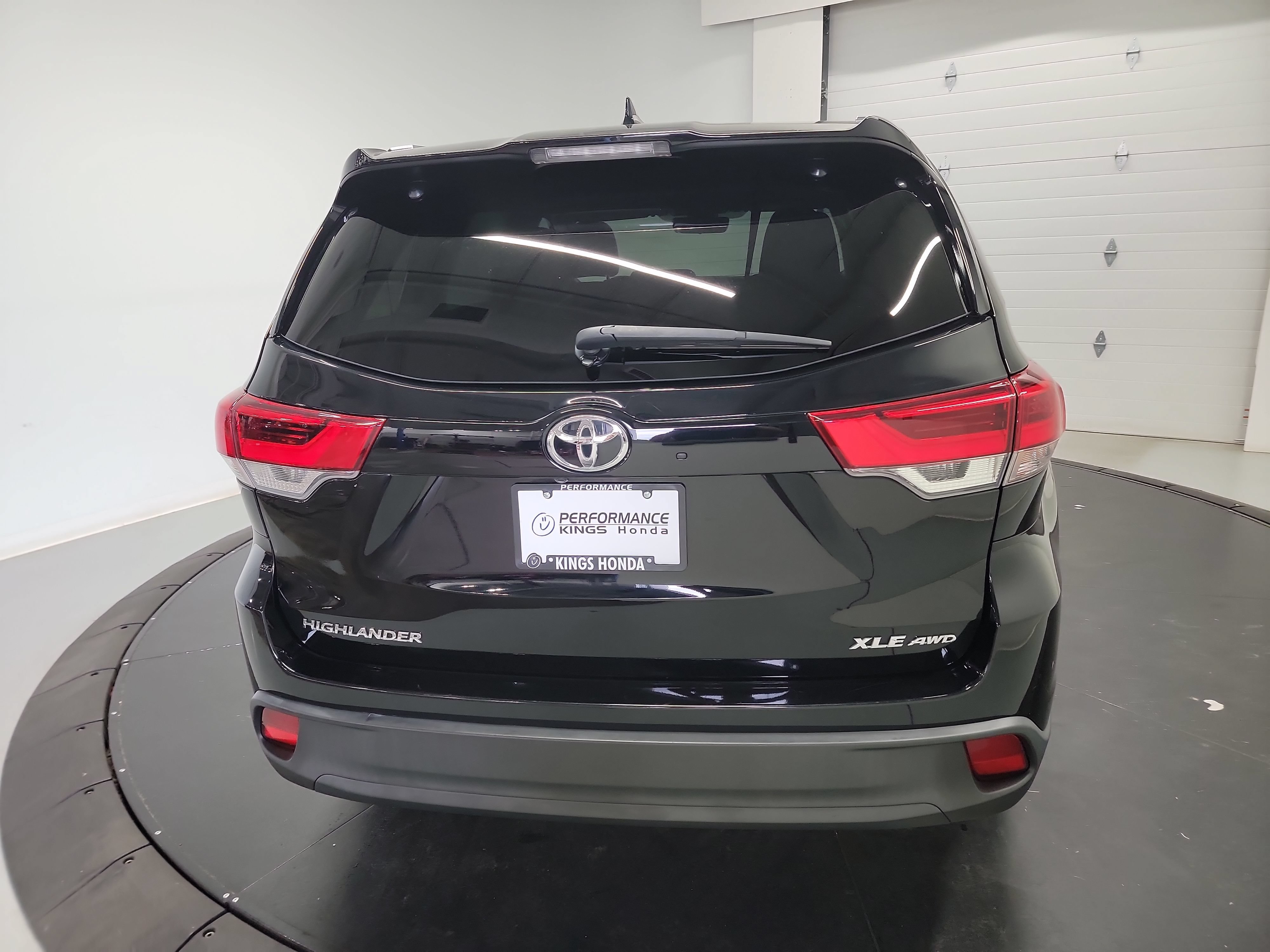 Used 2019 Toyota Highlander XLE w/ Carpet Mat Package (TMS) AWD/4WD image 8