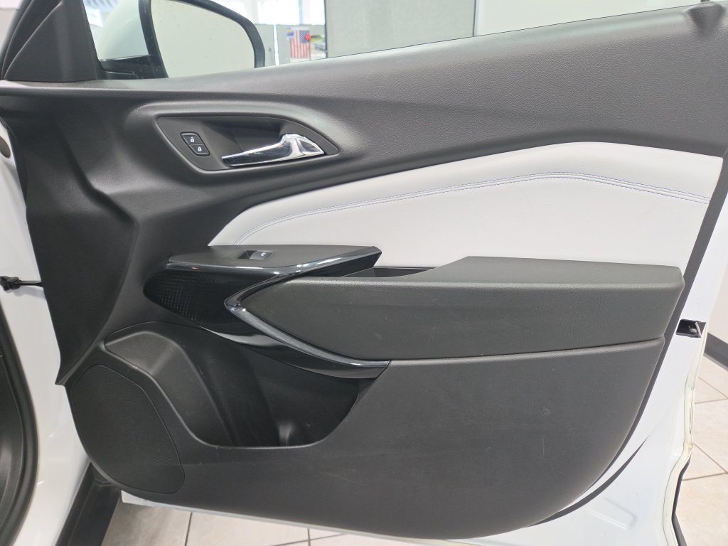 Used 2025 Chevrolet Trax LT w/ LT Convenience Package FWD image 16