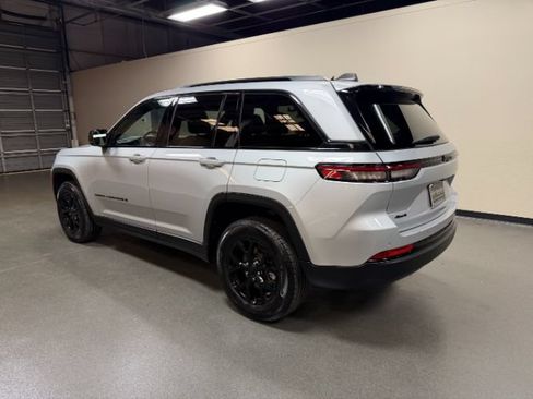 Used 2025 Jeep Grand Cherokee Altitude AWD/4WD image 2