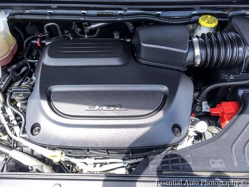 Used 2022 Chrysler Voyager LX FWD image 25