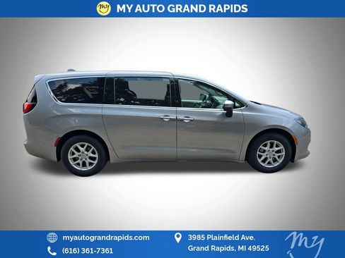 Used 2017 Chrysler Pacifica Touring FWD image 8