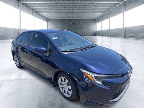 Used 2025 Toyota Corolla SE FWD image 2