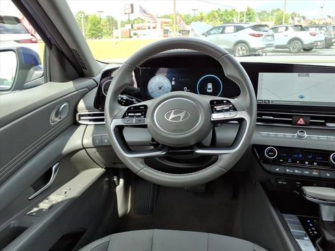 Used 2025 Hyundai Elantra SEL FWD image 23