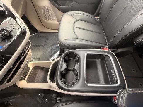 Used 2024 Chrysler Pacifica Touring-L FWD image 25